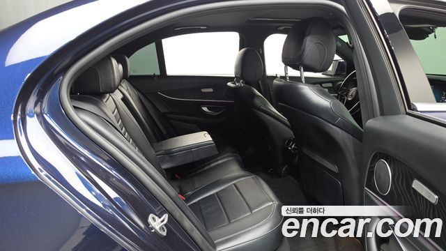 Mercedes-Benz E-Class 2022 — photo 16