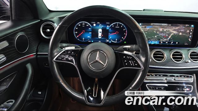 Mercedes-Benz E-Class 2022 — photo 17