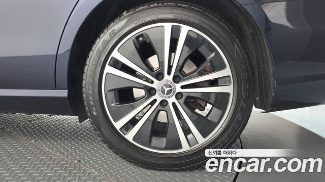 Mercedes-Benz E-Class 2022 — photo 7