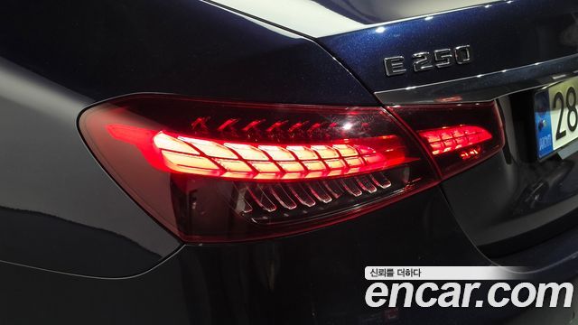 Mercedes-Benz E-Class 2022 — photo 9