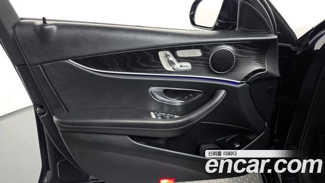 Mercedes-Benz E-Class 2022 — photo 13