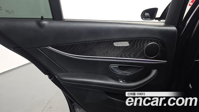 Mercedes-Benz E-Class 2022 — photo 14