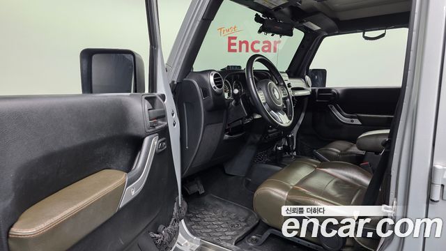 Jeep Wrangler 2011 — photo 10