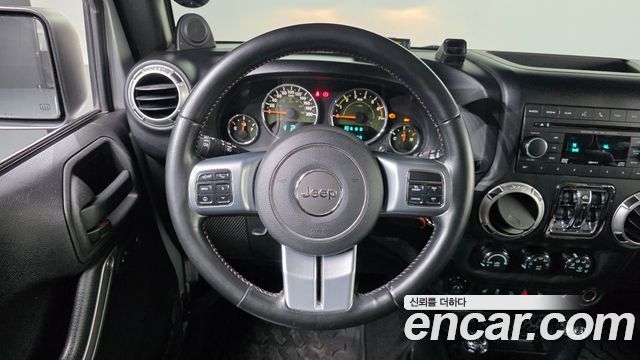 Jeep Wrangler 2011 — photo 13