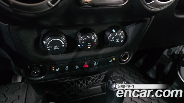Jeep Wrangler 2011 — photo 15