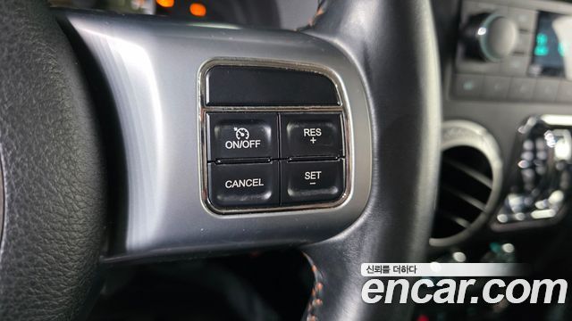Jeep Wrangler 2011 — photo 17