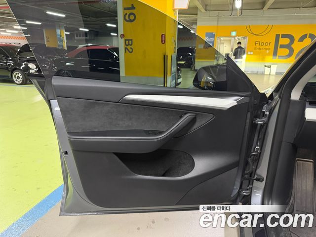Tesla Model Y 2024 — photo 13