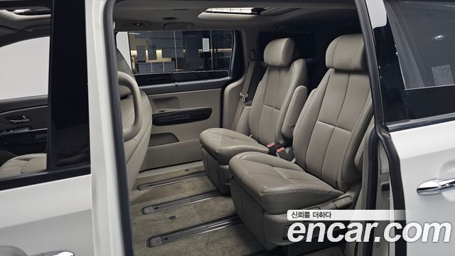 Kia Canival 2017 — photo 18