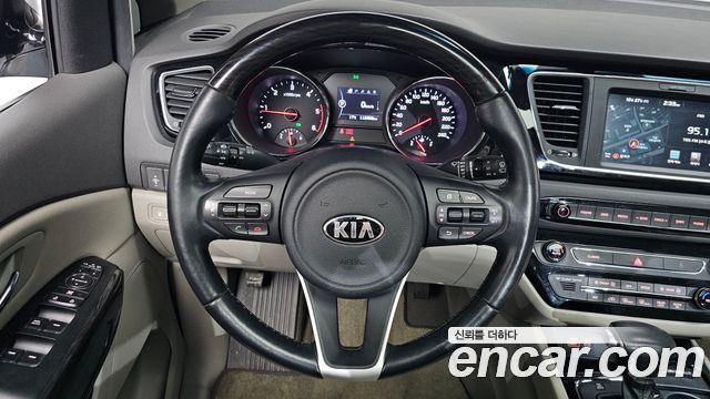 Kia Canival 2017 — photo 19
