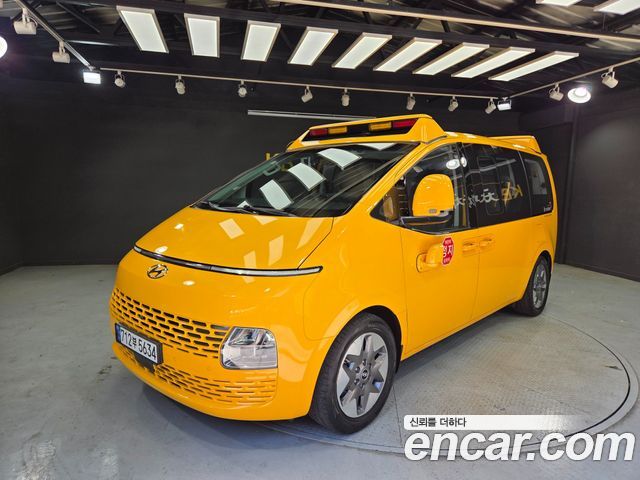 Hyundai Staria 2023 — photo 1