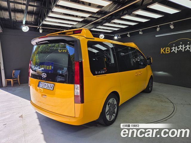 Hyundai Staria 2023 — photo 2