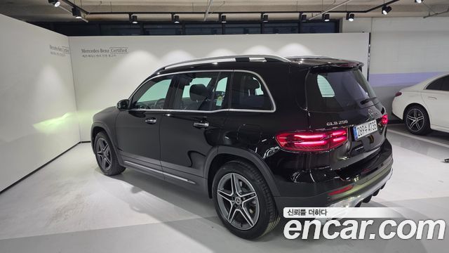 Mercedes-Benz GLB-Class 2026 — photo 3