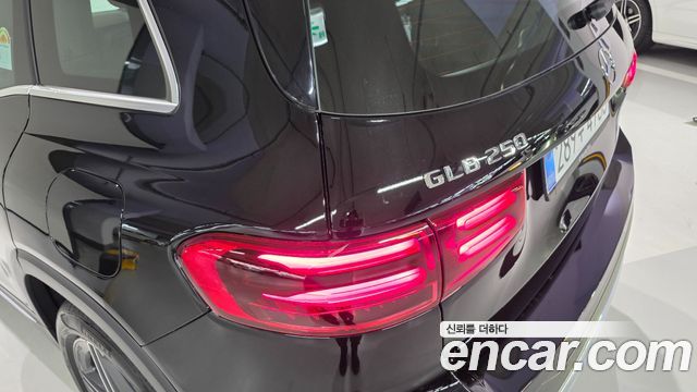 Mercedes-Benz GLB-Class 2026 — photo 12