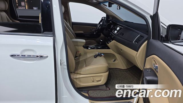 Kia Canival 2019 — photo 16