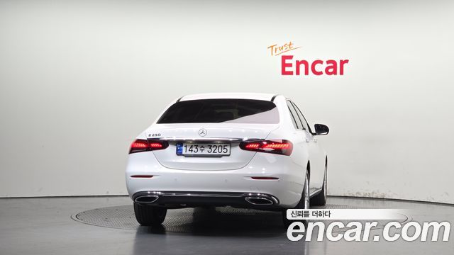 Mercedes-Benz E-Class 2023 — photo 4