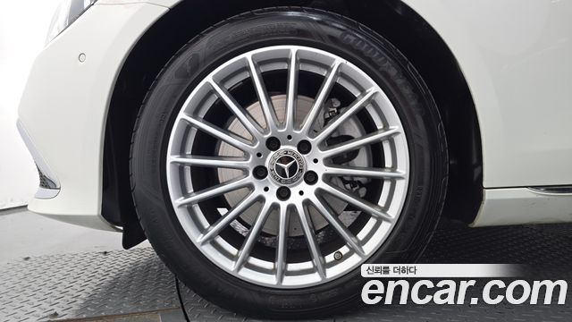 Mercedes-Benz E-Class 2023 — photo 5