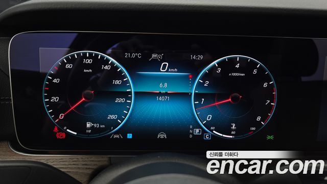 Mercedes-Benz E-Class 2023 — photo 8