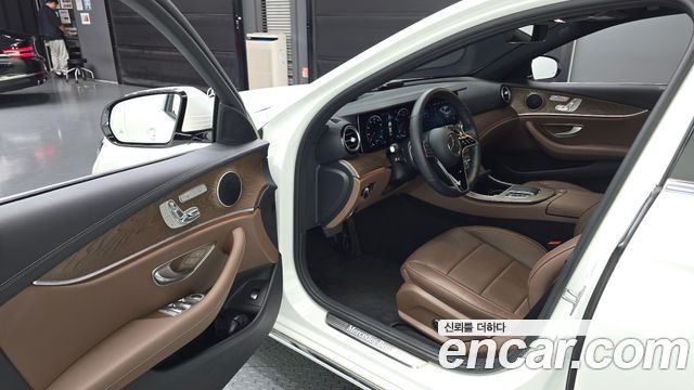 Mercedes-Benz E-Class 2023 — photo 10