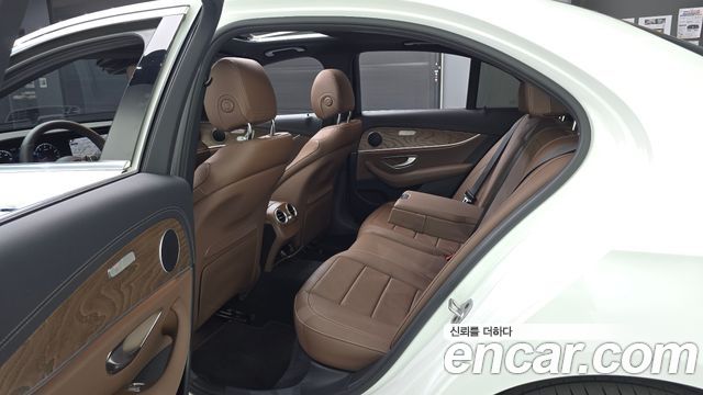 Mercedes-Benz E-Class 2023 — photo 11