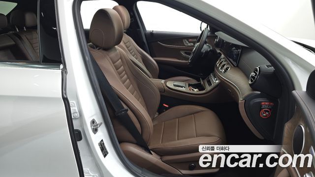 Mercedes-Benz E-Class 2023 — photo 12