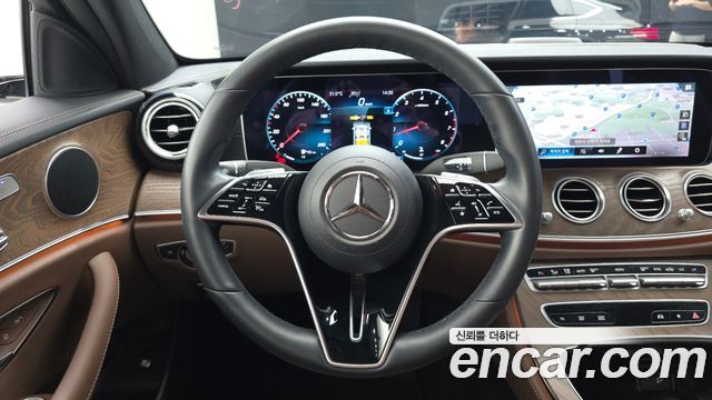 Mercedes-Benz E-Class 2023 — photo 13