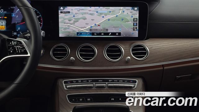 Mercedes-Benz E-Class 2023 — photo 18