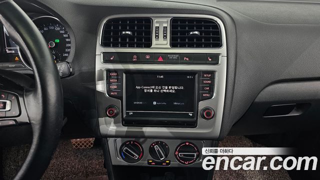 Volkswagen Polo 2016 — photo 14
