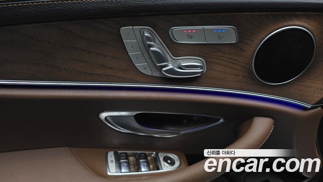 Mercedes-Benz E-Class 2021 — photo 31