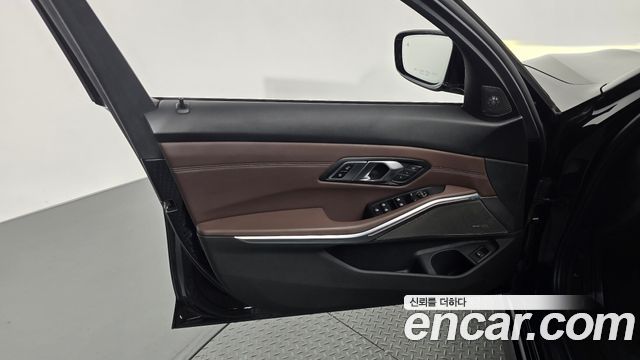 BMW 3-Series 2019 — photo 14