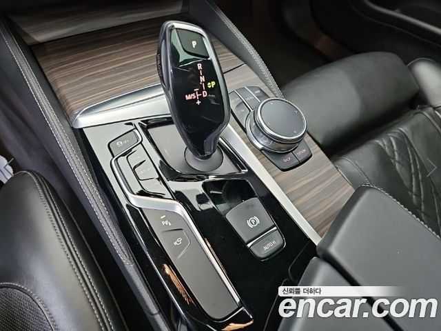 BMW 5-Series 2017 — photo 9