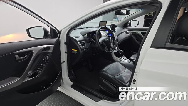 Hyundai AVANTE 2013 — photo 13