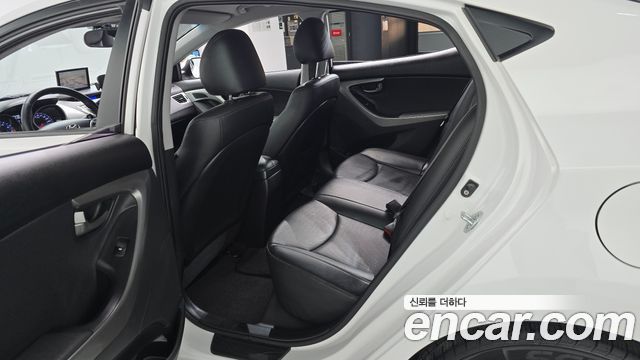 Hyundai AVANTE 2013 — photo 17