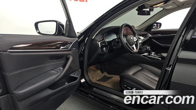 BMW 5-Series 2021 — photo 13