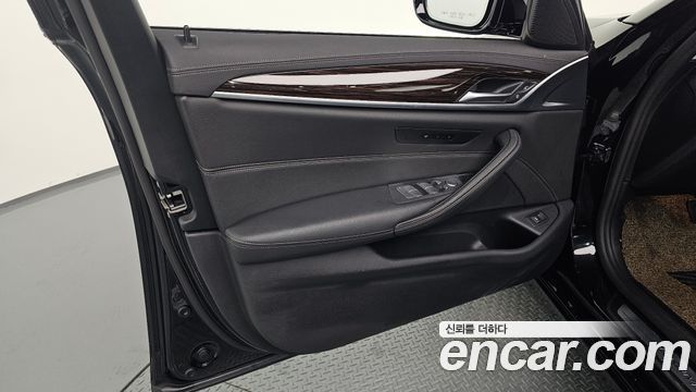 BMW 5-Series 2021 — photo 14