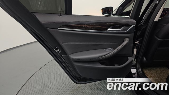 BMW 5-Series 2021 — photo 15