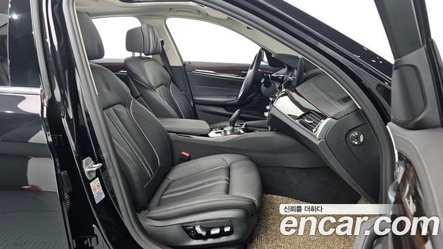BMW 5-Series 2021 — photo 16