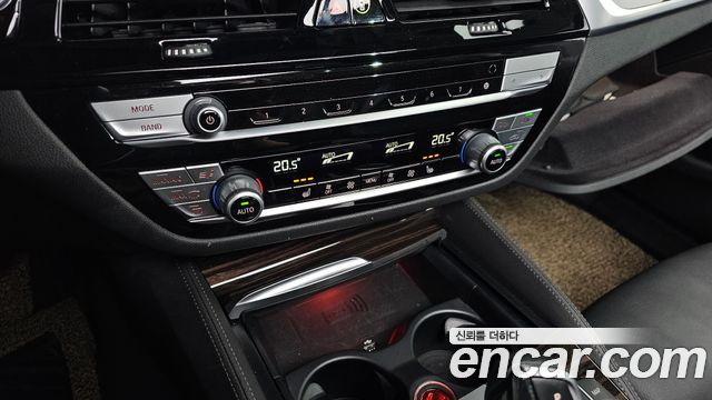 BMW 5-Series 2021 — photo 32