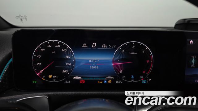 Mercedes-Benz GLB-Class 2024 — photo 8