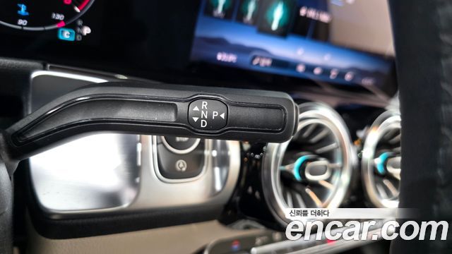Mercedes-Benz GLB-Class 2024 — photo 9