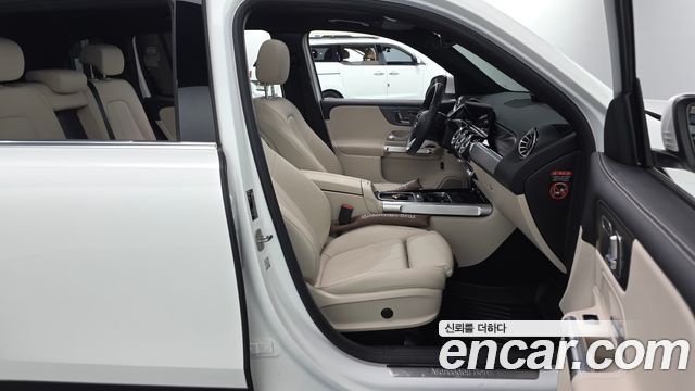 Mercedes-Benz GLB-Class 2024 — photo 10
