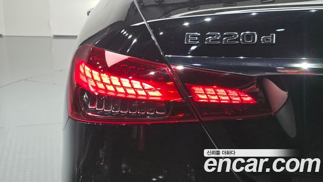 Mercedes-Benz E-Class 2022 — photo 9