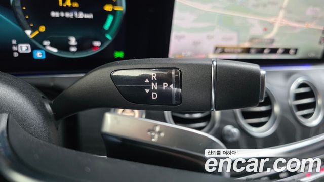 Mercedes-Benz E-Class 2023 — photo 9