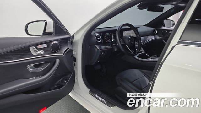 Mercedes-Benz E-Class 2023 — photo 10