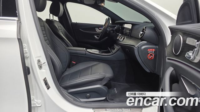 Mercedes-Benz E-Class 2023 — photo 11