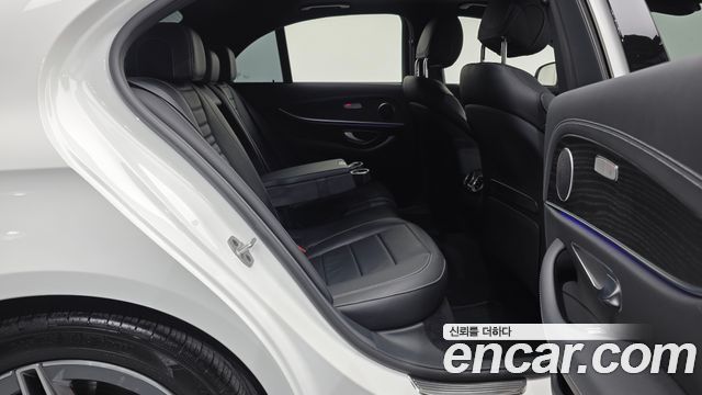 Mercedes-Benz E-Class 2023 — photo 12