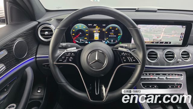 Mercedes-Benz E-Class 2023 — photo 13