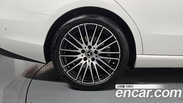 Mercedes-Benz C-Class 2024 — photo 5