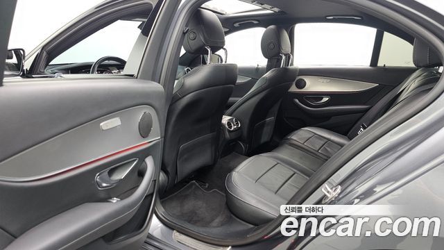 Mercedes-Benz E-Class 2020 — photo 18