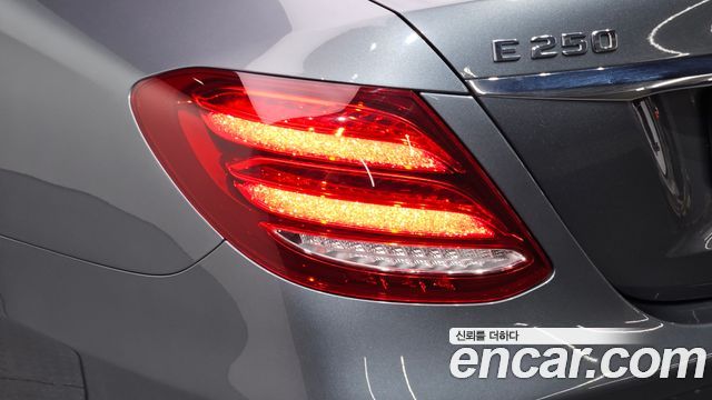 Mercedes-Benz E-Class 2020 — photo 9