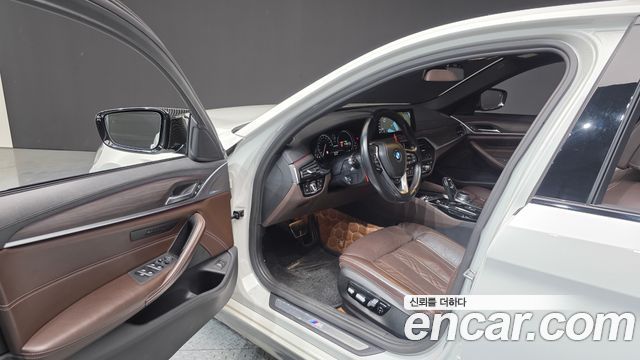 BMW 5-Series 2017 — photo 10